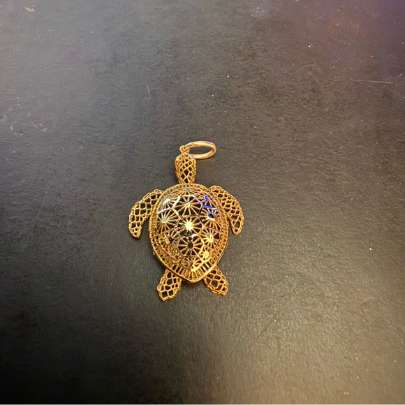 Stefano Oro 14K Gold Diamond Cut Ricami Turtle Pendant, 1.23 grams - Picture 3 of 6
